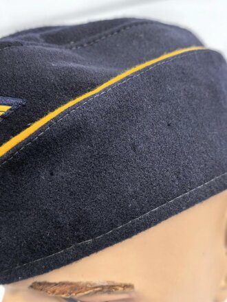 Schiffchen für eine Nachrichtenhelferin der Kriegsmarine. der Adler an ungewöhnlicher Stelle, aber meiner Meinung nach original vernäht. An den Seiten diverse kleiner Löcher von Abzeichen. Souvenier eines amerikanischen Soldaten aus dem 2. Weltkrieg