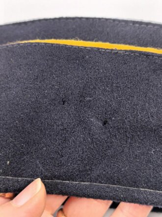 Schiffchen für eine Nachrichtenhelferin der Kriegsmarine. der Adler an ungewöhnlicher Stelle, aber meiner Meinung nach original vernäht. An den Seiten diverse kleiner Löcher von Abzeichen. Souvenier eines amerikanischen Soldaten aus dem 2. Weltkrieg