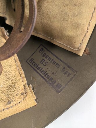 Tschechoslowakei 2. Weltkrieg, Stahlhelm in gutem Zustand, in allen Teilen original. Während des Krieges als Beutestück vereinnahmt und mit einem Stempel " Eigentum der NSDAP Kreisleitung M" versehen