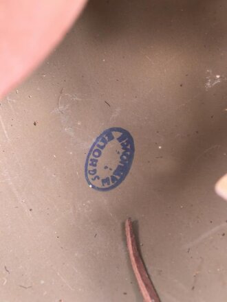 Tschechoslowakei 2. Weltkrieg, Stahlhelm in gutem Zustand, in allen Teilen original. Während des Krieges als Beutestück vereinnahmt und mit einem Stempel " Eigentum der NSDAP Kreisleitung M" versehen