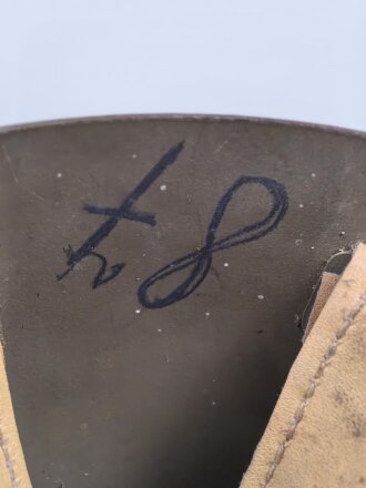 Tschechoslowakei 2. Weltkrieg, Stahlhelm in gutem Zustand, in allen Teilen original. Während des Krieges als Beutestück vereinnahmt und mit einem Stempel " Eigentum der NSDAP Kreisleitung M" versehen