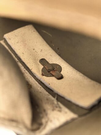 Tschechoslowakei 2. Weltkrieg, Stahlhelm in gutem Zustand, in allen Teilen original. Während des Krieges als Beutestück vereinnahmt und mit einem Stempel " Eigentum der NSDAP Kreisleitung M" versehen