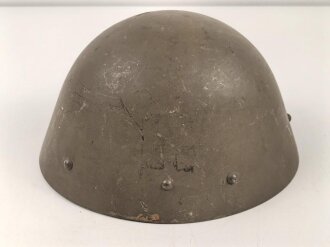 Tschechoslowakei 2. Weltkrieg, Stahlhelm in gutem Zustand, in allen Teilen original. Während des Krieges als Beutestück vereinnahmt und mit einem Stempel " Eigentum der NSDAP Kreisleitung M" versehen
