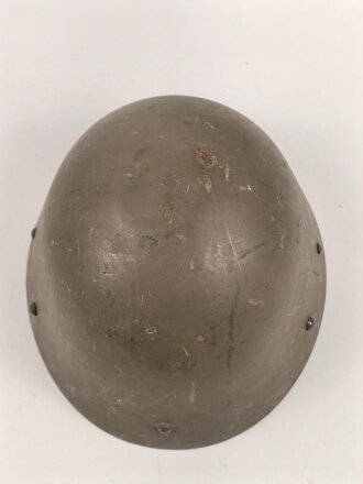 Tschechoslowakei 2. Weltkrieg, Stahlhelm in gutem Zustand, in allen Teilen original. Während des Krieges als Beutestück vereinnahmt und mit einem Stempel " Eigentum der NSDAP Kreisleitung M" versehen