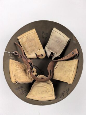 Tschechoslowakei 2. Weltkrieg, Stahlhelm in gutem Zustand, in allen Teilen original. Während des Krieges als Beutestück vereinnahmt und mit einem Stempel " Eigentum der NSDAP Kreisleitung M" versehen