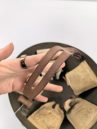 Tschechoslowakei 2. Weltkrieg, Stahlhelm in gutem Zustand, in allen Teilen original. Während des Krieges als Beutestück vereinnahmt und mit einem Stempel " Eigentum der NSDAP Kreisleitung M" versehen