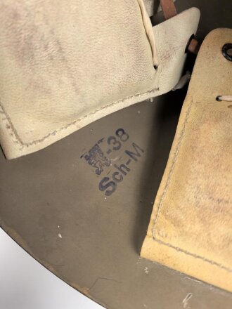 Tschechoslowakei 2. Weltkrieg, Stahlhelm in gutem Zustand, in allen Teilen original. Während des Krieges als Beutestück vereinnahmt und mit einem Stempel " Eigentum der NSDAP Kreisleitung M" versehen