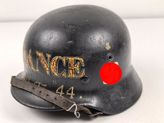 Souvenir Stahlhelm eines amerikanischen Soldaten der in Frankreich gegen die Wehrmacht gekämpft hat. Stahlhelm Modell 1940, in allen Teilen original, überlackiert und bemalt. Selten