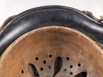 Souvenir Stahlhelm eines amerikanischen Soldaten der in Frankreich gegen die Wehrmacht gekämpft hat. Stahlhelm Modell 1940, in allen Teilen original, überlackiert und bemalt. Selten