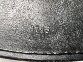 Souvenir Stahlhelm eines amerikanischen Soldaten der in Frankreich gegen die Wehrmacht gekämpft hat. Stahlhelm Modell 1940, in allen Teilen original, überlackiert und bemalt. Selten