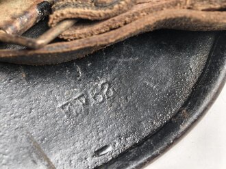 Souvenir Stahlhelm eines amerikanischen Soldaten der in Frankreich gegen die Wehrmacht gekämpft hat. Stahlhelm Modell 1940, in allen Teilen original, überlackiert und bemalt. Selten