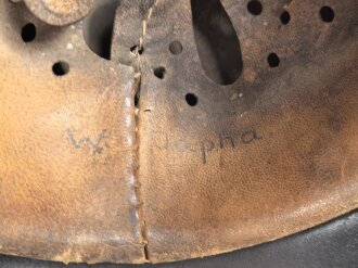 Souvenir Stahlhelm eines amerikanischen Soldaten der in Frankreich gegen die Wehrmacht gekämpft hat. Stahlhelm Modell 1940, in allen Teilen original, überlackiert und bemalt. Selten