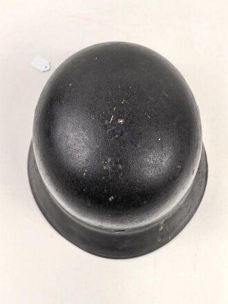 Souvenir Stahlhelm eines amerikanischen Soldaten der in Frankreich gegen die Wehrmacht gekämpft hat. Stahlhelm Modell 1940, in allen Teilen original, überlackiert und bemalt. Selten