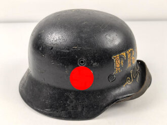 Souvenir Stahlhelm eines amerikanischen Soldaten der in Frankreich gegen die Wehrmacht gekämpft hat. Stahlhelm Modell 1940, in allen Teilen original, überlackiert und bemalt. Selten