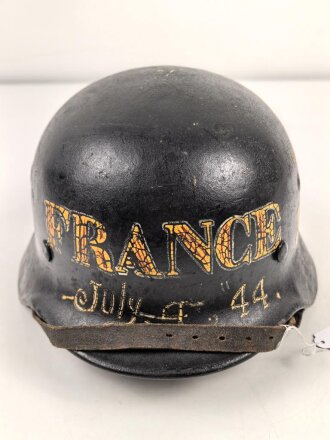 Souvenir Stahlhelm eines amerikanischen Soldaten der in Frankreich gegen die Wehrmacht gekämpft hat. Stahlhelm Modell 1940, in allen Teilen original, überlackiert und bemalt. Selten
