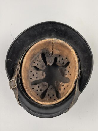 Souvenir Stahlhelm eines amerikanischen Soldaten der in Frankreich gegen die Wehrmacht gekämpft hat. Stahlhelm Modell 1940, in allen Teilen original, überlackiert und bemalt. Selten