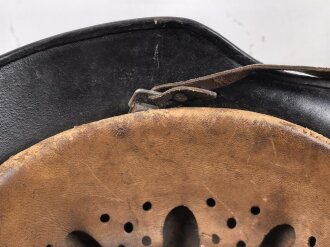 Souvenir Stahlhelm eines amerikanischen Soldaten der in Frankreich gegen die Wehrmacht gekämpft hat. Stahlhelm Modell 1940, in allen Teilen original, überlackiert und bemalt. Selten