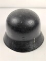 Souvenir Stahlhelm eines amerikanischen Soldaten der in Frankreich gegen die Wehrmacht gekämpft hat. Stahlhelm Modell 1940, in allen Teilen original, überlackiert und bemalt. Selten