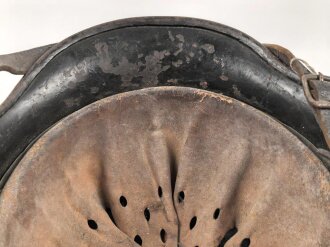 Souvenir Stahlhelm eines amerikanischen Soldaten der in der Normandy gegen die Wehrmacht gekämpft hat. Stahlhelm Modell 1940, in allen Teilen original, überlackiert und bemalt. Selten