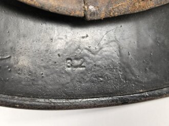 Souvenir Stahlhelm eines amerikanischen Soldaten der in der Normandy gegen die Wehrmacht gekämpft hat. Stahlhelm Modell 1940, in allen Teilen original, überlackiert und bemalt. Selten
