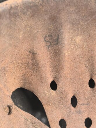 Souvenir Stahlhelm eines amerikanischen Soldaten der in der Normandy gegen die Wehrmacht gekämpft hat. Stahlhelm Modell 1940, in allen Teilen original, überlackiert und bemalt. Selten