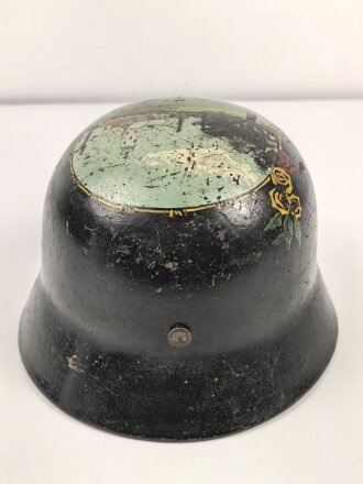 Souvenir Stahlhelm eines amerikanischen Soldaten der in der Normandy gegen die Wehrmacht gekämpft hat. Stahlhelm Modell 1940, in allen Teilen original, überlackiert und bemalt. Selten