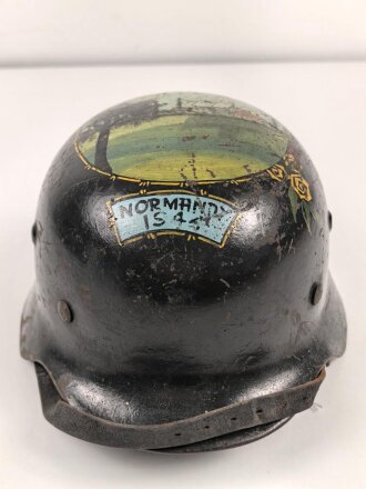 Souvenir Stahlhelm eines amerikanischen Soldaten der in der Normandy gegen die Wehrmacht gekämpft hat. Stahlhelm Modell 1940, in allen Teilen original, überlackiert und bemalt. Selten