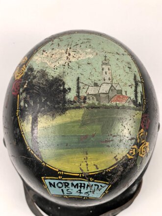 Souvenir Stahlhelm eines amerikanischen Soldaten der in der Normandy gegen die Wehrmacht gekämpft hat. Stahlhelm Modell 1940, in allen Teilen original, überlackiert und bemalt. Selten