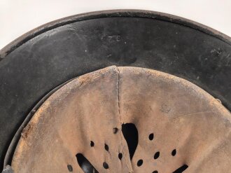 Souvenir Stahlhelm eines amerikanischen Soldaten der in der Normandy gegen die Wehrmacht gekämpft hat. Stahlhelm Modell 1940, in allen Teilen original, überlackiert und bemalt. Selten