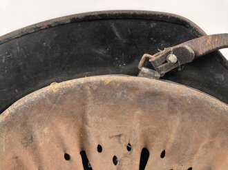 Souvenir Stahlhelm eines amerikanischen Soldaten der in der Normandy gegen die Wehrmacht gekämpft hat. Stahlhelm Modell 1940, in allen Teilen original, überlackiert und bemalt. Selten