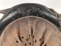 Souvenir Stahlhelm eines amerikanischen Soldaten der in der Normandy gegen die Wehrmacht gekämpft hat. Stahlhelm Modell 1940, in allen Teilen original, überlackiert und bemalt. Selten