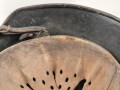 Souvenir Stahlhelm eines amerikanischen Soldaten der in der Normandy gegen die Wehrmacht gekämpft hat. Stahlhelm Modell 1940, in allen Teilen original, überlackiert und bemalt. Selten