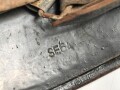 Souvenir Stahlhelm eines amerikanischen Soldaten der in der Normandy gegen die Wehrmacht gekämpft hat. Stahlhelm Modell 1940, in allen Teilen original, überlackiert und bemalt. Selten