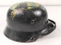 Souvenir Stahlhelm eines amerikanischen Soldaten der in der Normandy gegen die Wehrmacht gekämpft hat. Stahlhelm Modell 1940, in allen Teilen original, überlackiert und bemalt. Selten