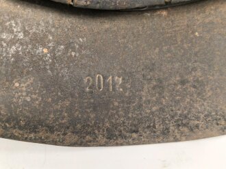 Souvenir Stahlhelm eines amerikanischen Soldaten der in Europa gegen die Wehrmacht gekämpft hat. Stahlhelm Modell 1942, in allen Teilen original, Vorderseitig ein gewaltiges Hakenkreuz aufgemalt. Selten