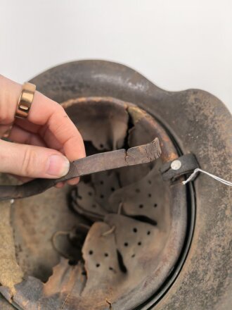 Souvenir Stahlhelm eines amerikanischen Soldaten der in Europa gegen die Wehrmacht gekämpft hat. Stahlhelm Modell 1942, in allen Teilen original, Vorderseitig ein gewaltiges Hakenkreuz aufgemalt. Selten