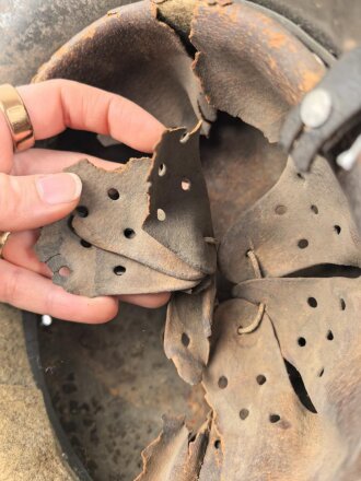 Souvenir Stahlhelm eines amerikanischen Soldaten der in Europa gegen die Wehrmacht gekämpft hat. Stahlhelm Modell 1942, in allen Teilen original, Vorderseitig ein gewaltiges Hakenkreuz aufgemalt. Selten