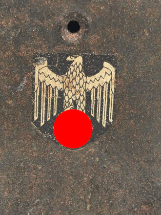 Souvenir Stahlhelm eines amerikanischen Soldaten der in Europa gegen die Wehrmacht gekämpft hat. Stahlhelm Modell 1942, in allen Teilen original, Vorderseitig ein gewaltiges Hakenkreuz aufgemalt. Selten