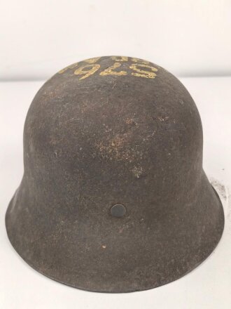 Souvenir Stahlhelm eines amerikanischen Soldaten der in Europa gegen die Wehrmacht gekämpft hat. Stahlhelm Modell 1942, in allen Teilen original, Vorderseitig ein gewaltiges Hakenkreuz aufgemalt. Selten