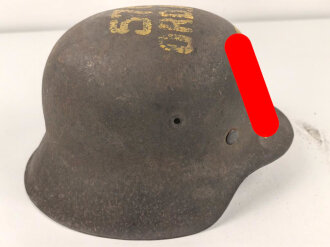 Souvenir Stahlhelm eines amerikanischen Soldaten der in Europa gegen die Wehrmacht gekämpft hat. Stahlhelm Modell 1942, in allen Teilen original, Vorderseitig ein gewaltiges Hakenkreuz aufgemalt. Selten