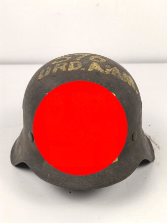 Souvenir Stahlhelm eines amerikanischen Soldaten der in Europa gegen die Wehrmacht gekämpft hat. Stahlhelm Modell 1942, in allen Teilen original, Vorderseitig ein gewaltiges Hakenkreuz aufgemalt. Selten
