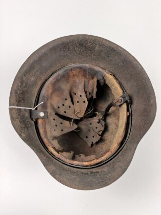 Souvenir Stahlhelm eines amerikanischen Soldaten der in Europa gegen die Wehrmacht gekämpft hat. Stahlhelm Modell 1942, in allen Teilen original, Vorderseitig ein gewaltiges Hakenkreuz aufgemalt. Selten