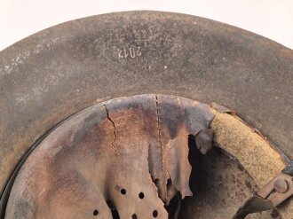 Souvenir Stahlhelm eines amerikanischen Soldaten der in Europa gegen die Wehrmacht gekämpft hat. Stahlhelm Modell 1942, in allen Teilen original, Vorderseitig ein gewaltiges Hakenkreuz aufgemalt. Selten