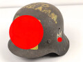 Souvenir Stahlhelm eines amerikanischen Soldaten der in Europa gegen die Wehrmacht gekämpft hat. Stahlhelm Modell 1942, in allen Teilen original, Vorderseitig ein gewaltiges Hakenkreuz aufgemalt. Selten