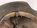 Souvenir Stahlhelm eines amerikanischen Soldaten der in Europa gegen die Wehrmacht gekämpft hat. Stahlhelm Modell 1942, in allen Teilen original, Vorderseitig ein gewaltiges Hakenkreuz aufgemalt. Selten