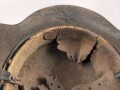 Souvenir Stahlhelm eines amerikanischen Soldaten der in Europa gegen die Wehrmacht gekämpft hat. Stahlhelm Modell 1942, in allen Teilen original, Vorderseitig ein gewaltiges Hakenkreuz aufgemalt. Selten