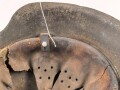 Souvenir Stahlhelm eines amerikanischen Soldaten der in Europa gegen die Wehrmacht gekämpft hat. Stahlhelm Modell 1942, in allen Teilen original, Vorderseitig ein gewaltiges Hakenkreuz aufgemalt. Selten