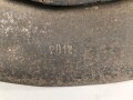 Souvenir Stahlhelm eines amerikanischen Soldaten der in Europa gegen die Wehrmacht gekämpft hat. Stahlhelm Modell 1942, in allen Teilen original, Vorderseitig ein gewaltiges Hakenkreuz aufgemalt. Selten