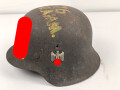 Souvenir Stahlhelm eines amerikanischen Soldaten der in Europa gegen die Wehrmacht gekämpft hat. Stahlhelm Modell 1942, in allen Teilen original, Vorderseitig ein gewaltiges Hakenkreuz aufgemalt. Selten