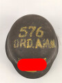 Souvenir Stahlhelm eines amerikanischen Soldaten der in Europa gegen die Wehrmacht gekämpft hat. Stahlhelm Modell 1942, in allen Teilen original, Vorderseitig ein gewaltiges Hakenkreuz aufgemalt. Selten